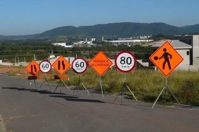 Aluguel de placas de sinalização