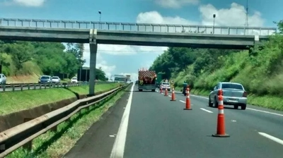 Cone de sinalização laranja e branco