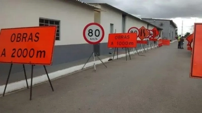 Placa de sinalização de obras