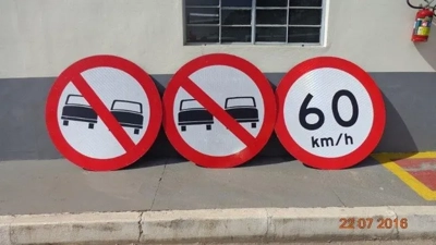 Placas de sinalização de ruas e rodovias