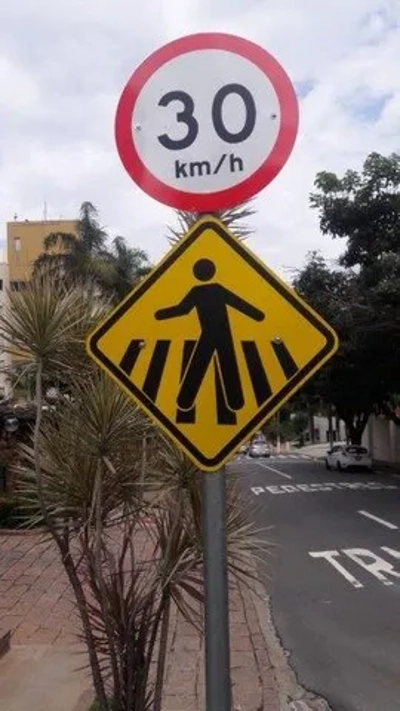Placas de sinalização de ruas e rodovias