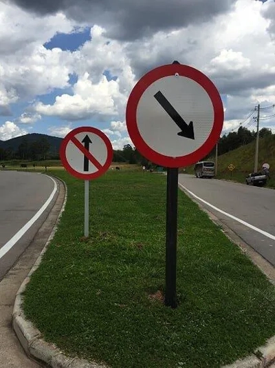 Placas de sinalização viária